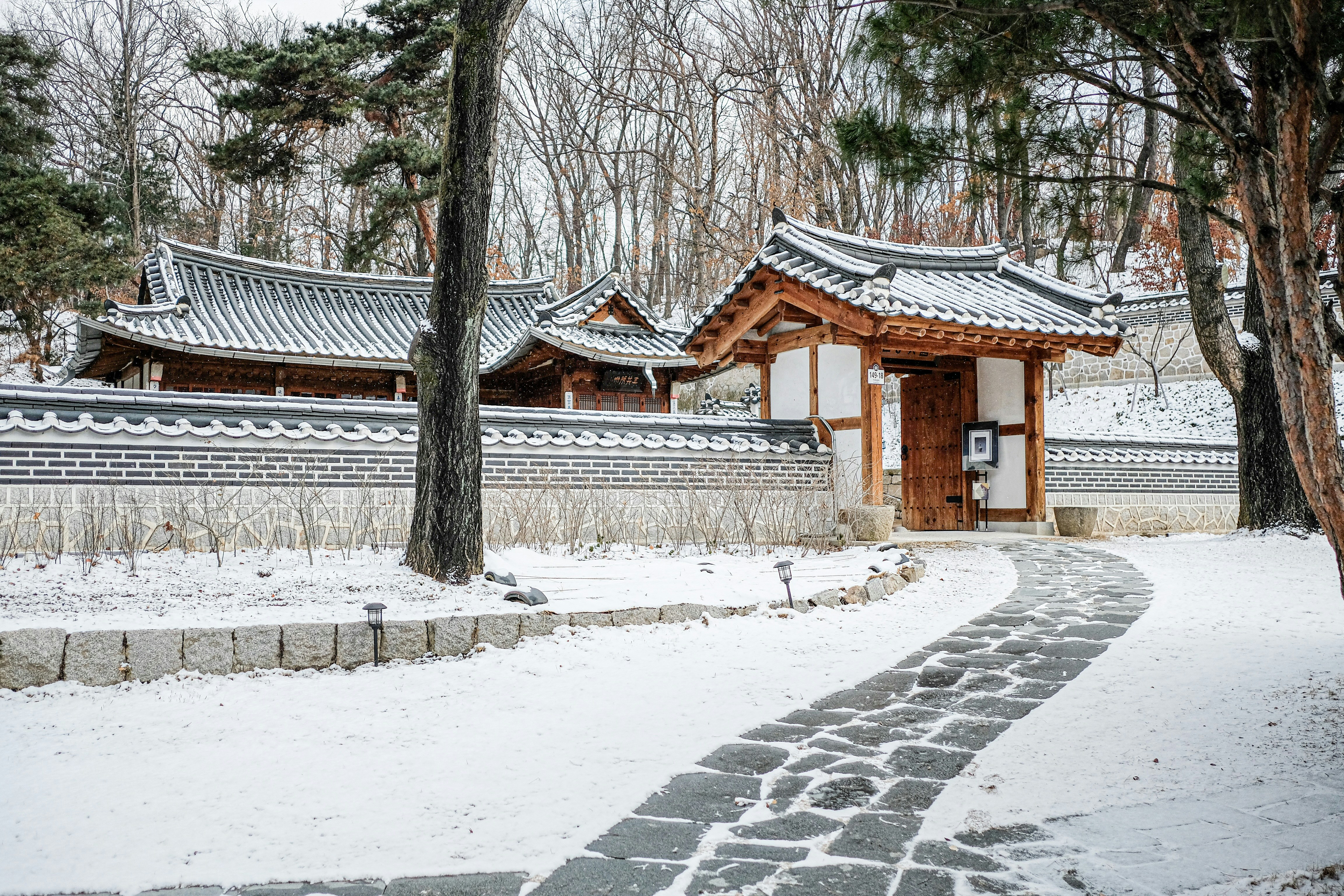 冬日雪景中的韩国传统建筑